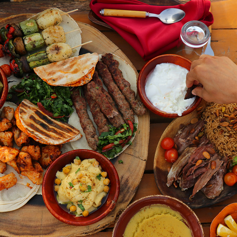 Comida em safáris no deserto em dubai